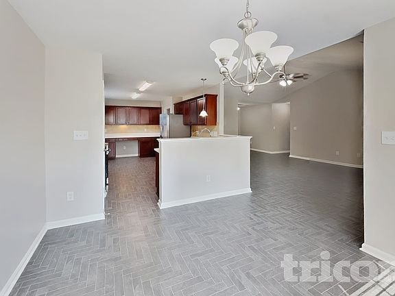 4th image of 295 New Castle Ln