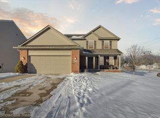8008 Wildwood Ln, White Lake, MI 48386