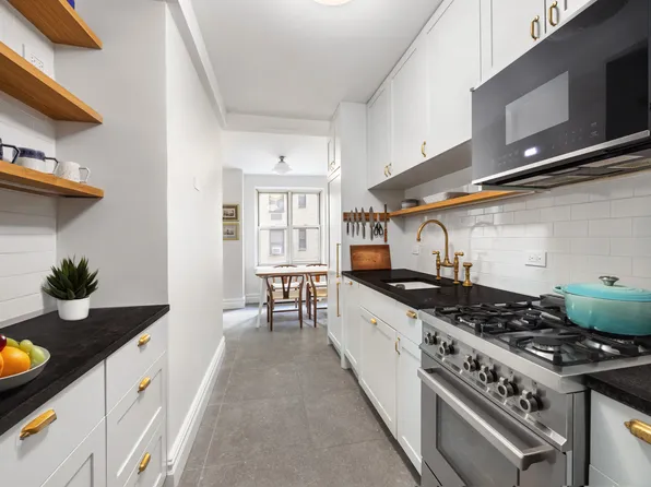 433 East 51st Street image 5 of 17