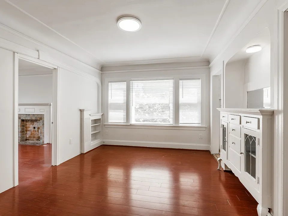 1154 W 27th St