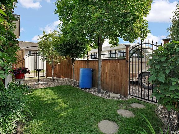 3rd image of 412 lyle CRESCENT