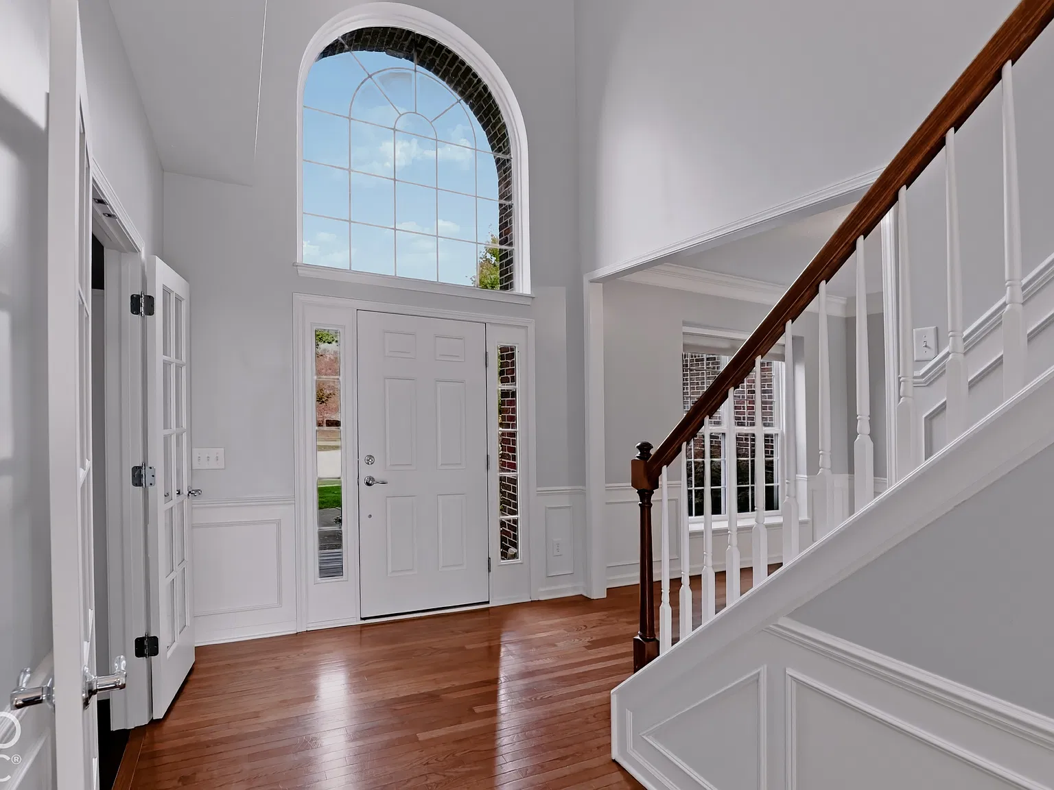 6 bed, 4.0 bath, 6006 sqft, $5,200 — Photo 3