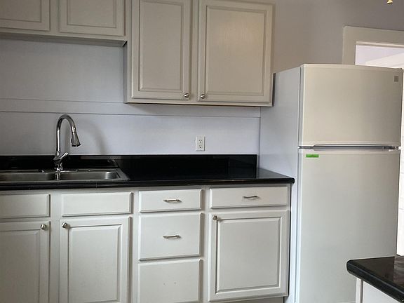 5th image of 2404 Jasmine St