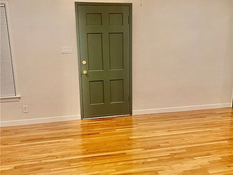 5758 Vineland Ave — Photo 19