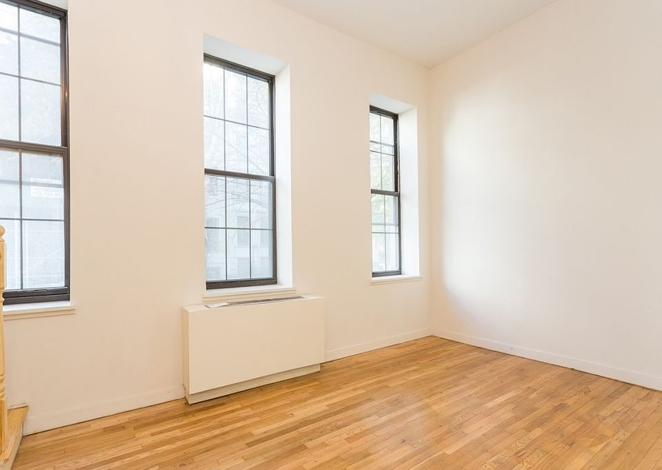 2nd image of 162 E 61st St APT 1B