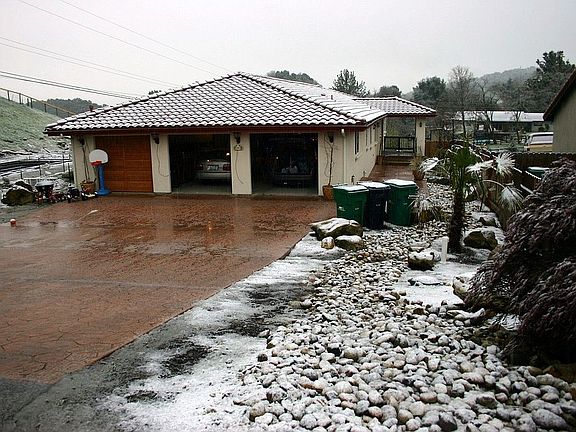 March 2006, this is not normal! We got snow one winter day!