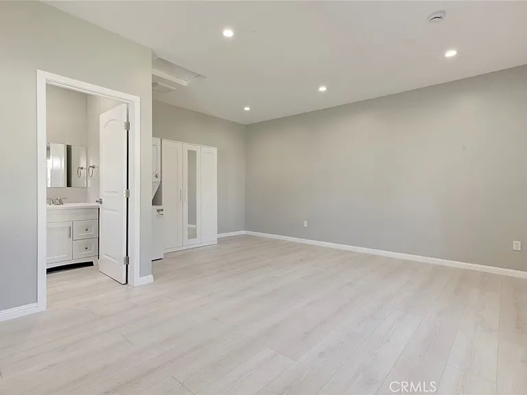10933 Nassau Ave — Photo 3