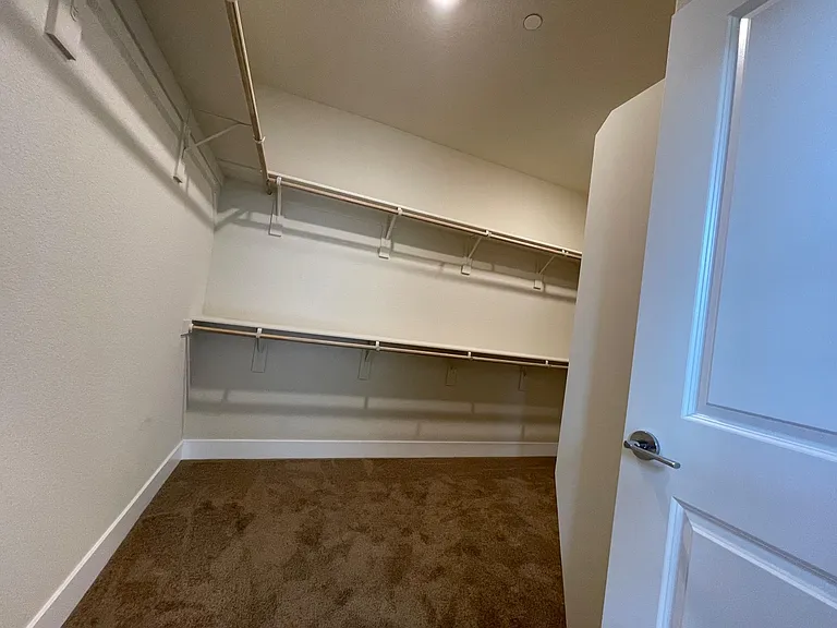2292 Mozart Ave — Photo 10