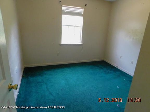 5th image of 661 W Lake Dr
