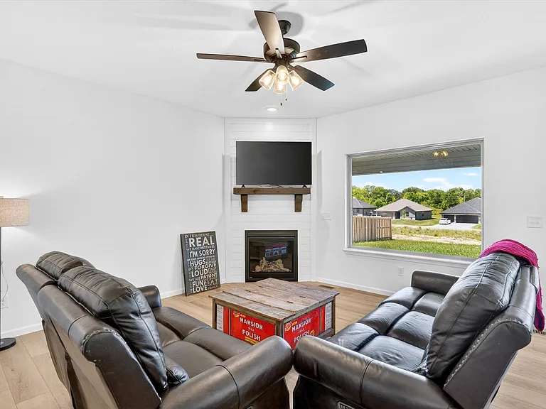556 Spring Meadow Dr — Photo 13