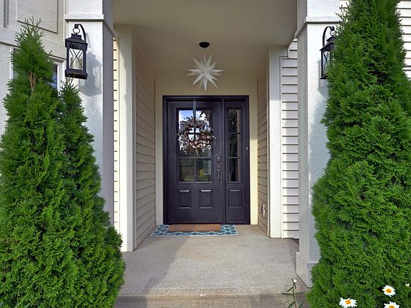 Welcoming entry w/new door!