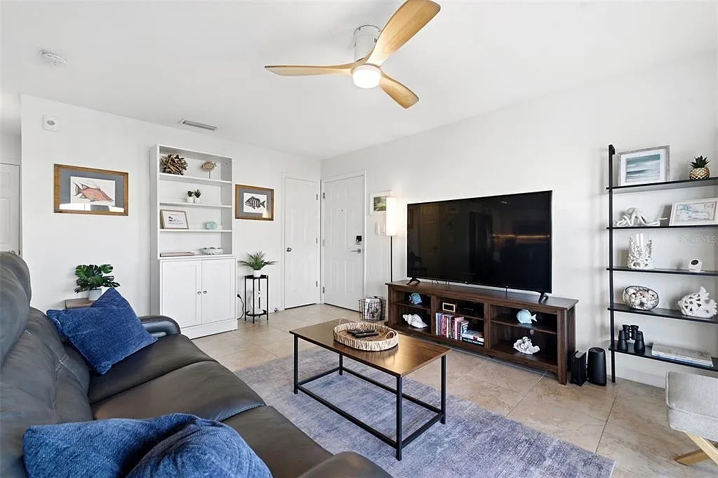 2 bed, 1.0 bath, 825 sqft, $4,200 — Photo 3