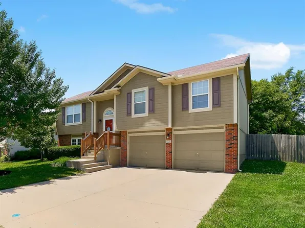 421 Golfview Dr, Pleasant Hill, MO 64080