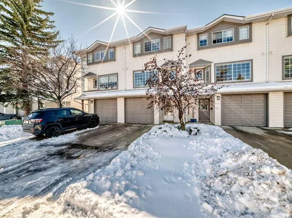 35 Kingsland Vlg SW, Calgary, AB T2V 5J9