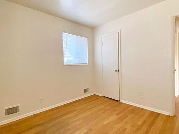 5th image of 2466-2480 S York St #1B-1Ba-600Sqft