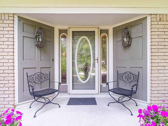 4th image of 21293 Woodhill Dr