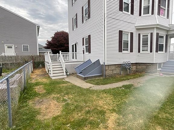 4th image of 953 Globe St