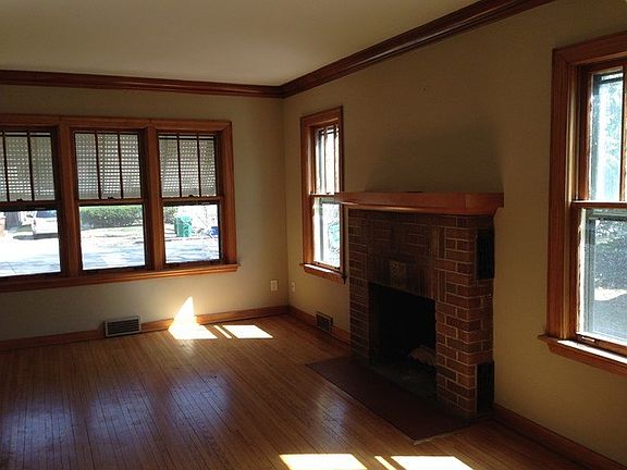 3rd image of 425 N Seminary Ave