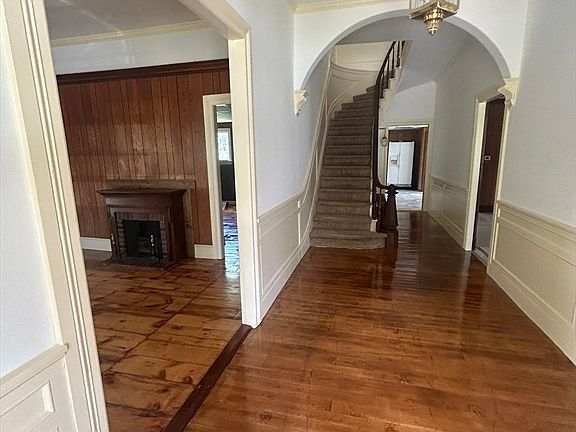 5th image of 33 Burbank St