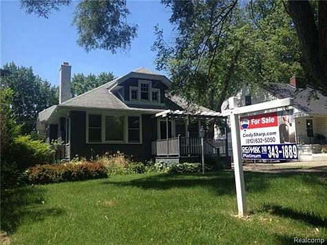 Craftsman style home with Crescent lake access!