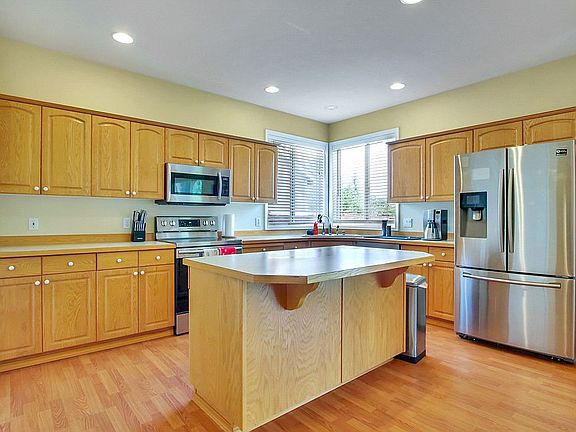 3rd image of 10806 181st Avenue Pl E