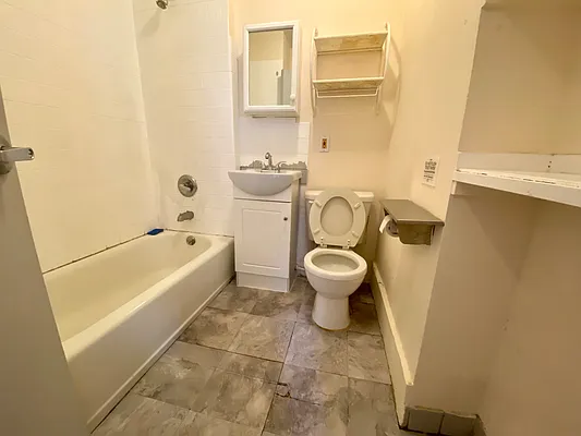 Rented by Safdie Realty Group | media 14