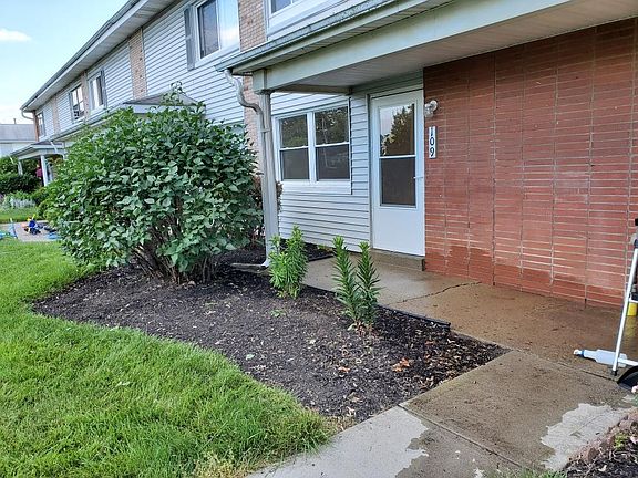 2nd image of 109 Buckeye Cir #109