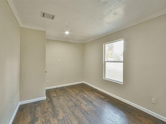 5th image of 536 Wright St