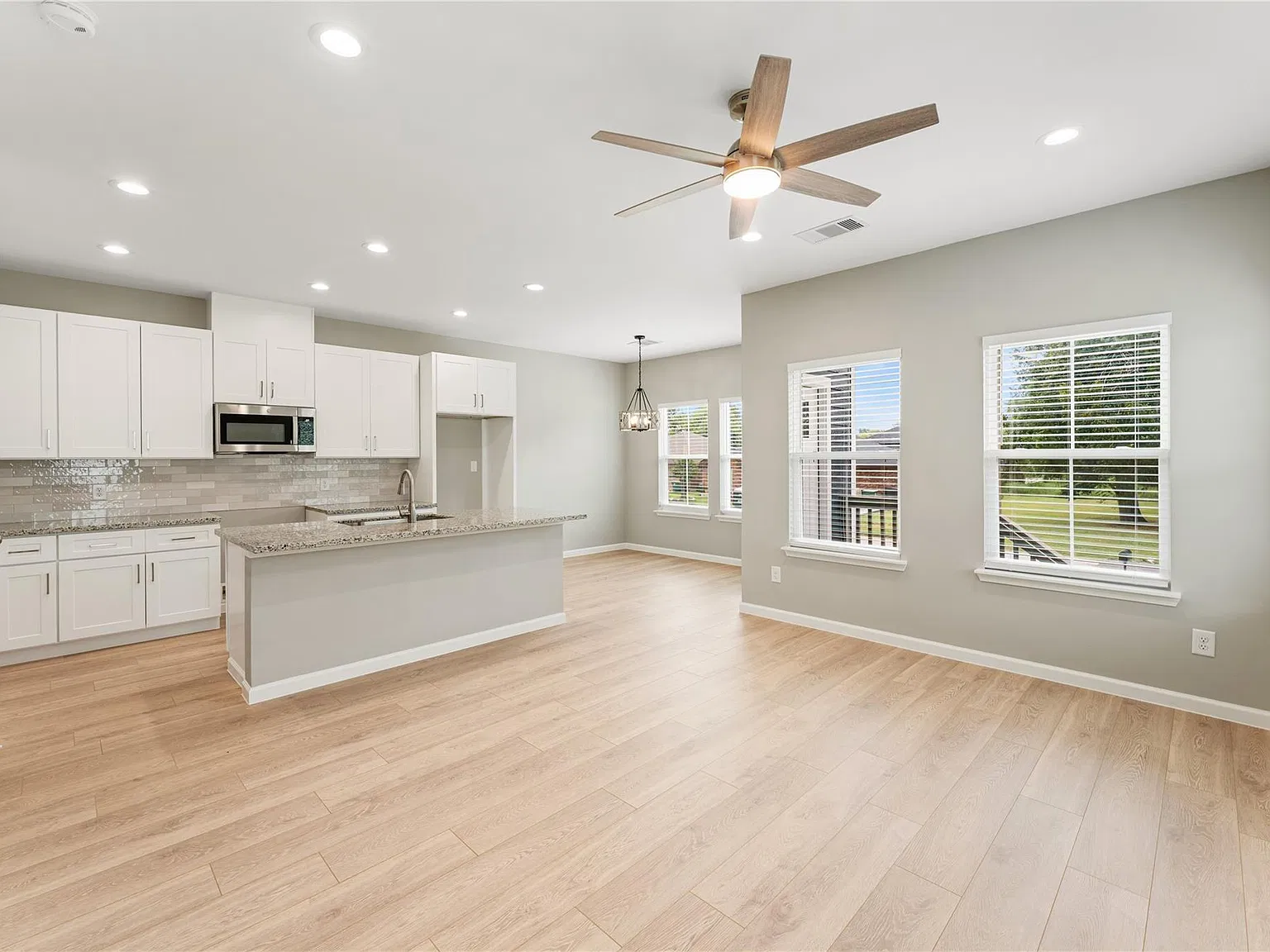 3 bed, 2.0 bath, 1238 sqft, $1,625 — Photo 1