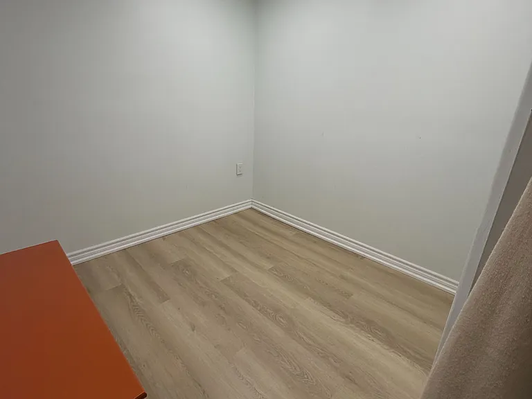 21A Lambton Ave #BASEMENT — Photo 7
