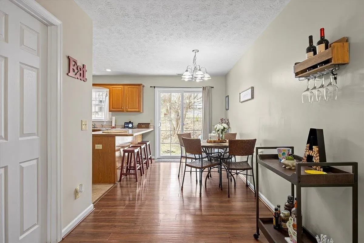 3 bed, 2020 sqft, $700 — Photo 2
