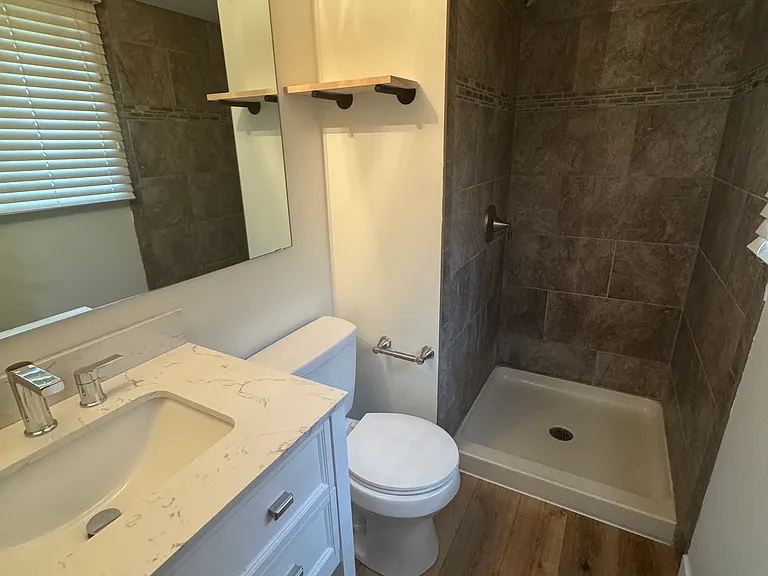 Full bathroom 2.