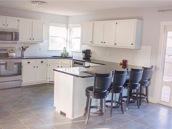 2nd image of 1006 9th Avenue Pl SE