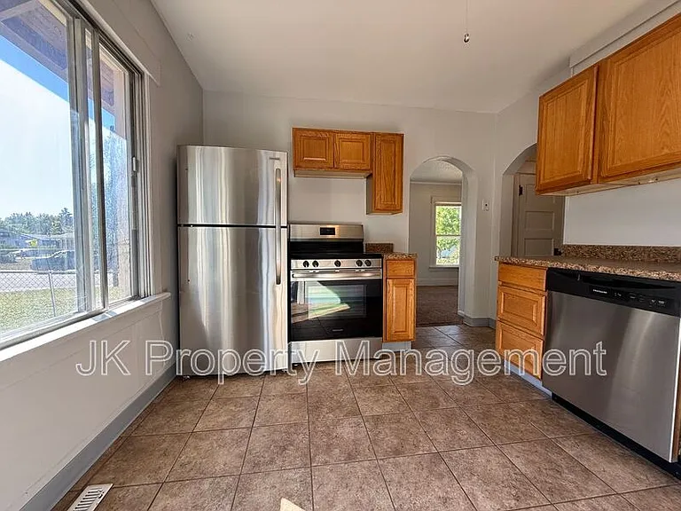 511 33rd St N — Photo 9