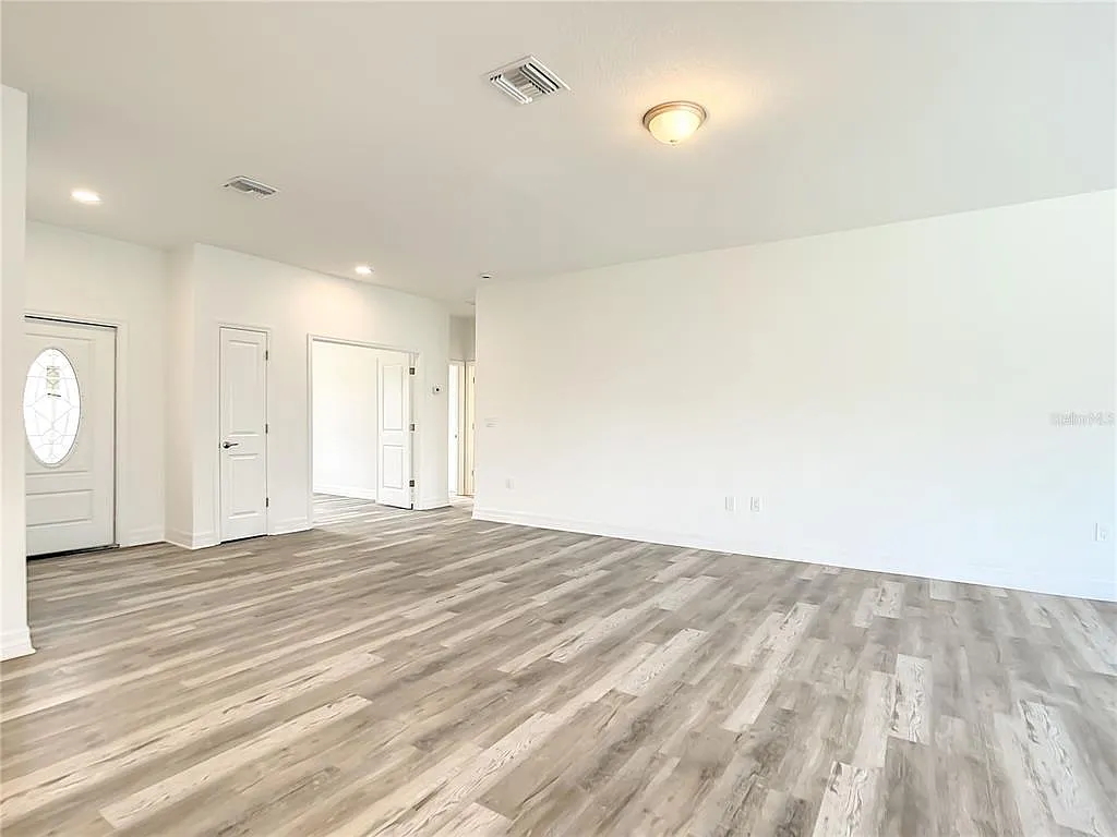 3 bed, 2.0 bath, 1773 sqft, $2,300 — Photo 2