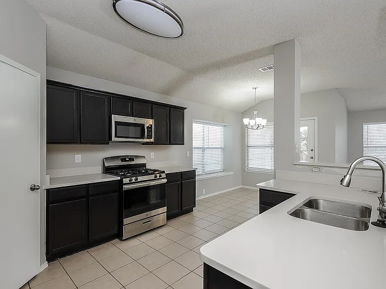 833 Lariat Dr — Photo 7