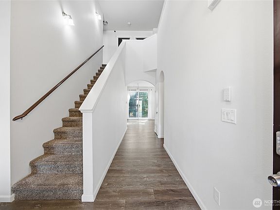 4th image of 20201 20th Avenue E