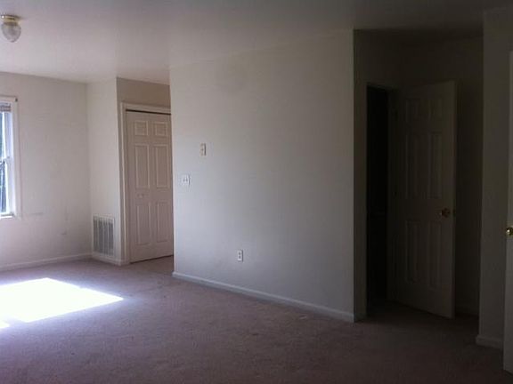 4th image of 224 Pine St Floor 2