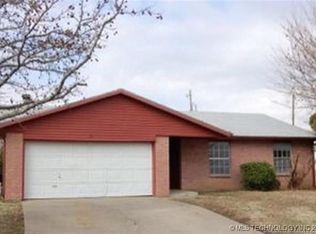 521 Oak Park Rd, Bartlesville, OK 74003