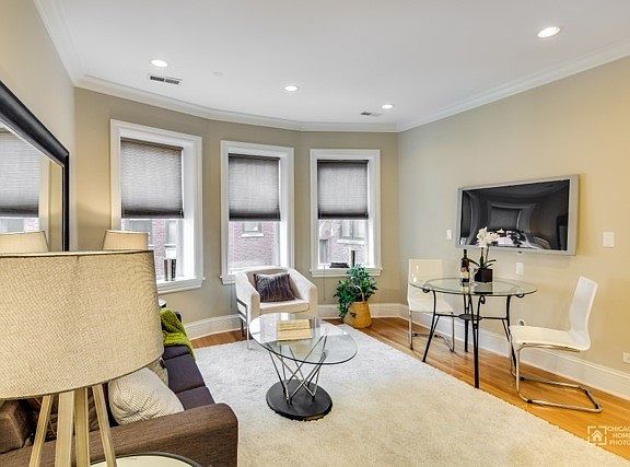 3rd image of 1429 W Elmdale Ave APT 2B