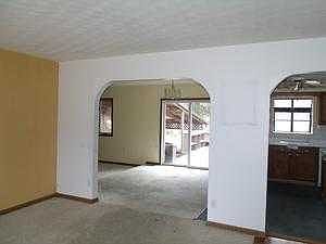 Arched doorway to dining room & kitchen