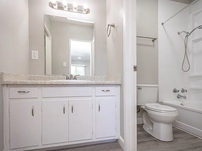 1 Bedroom Bathroom