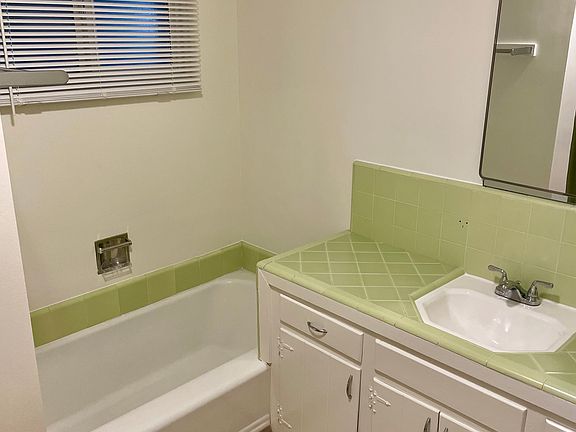 4th image of 425 E Magnolia Blvd APT D