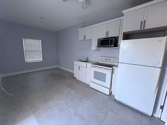 5th image of 221 N H St APT 1
