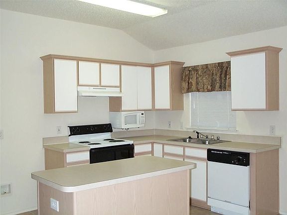 3rd image of 917 Wintercreek Dr