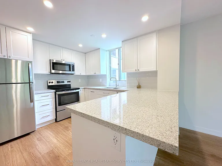 165 La Rose Ave #301 — Photo 2