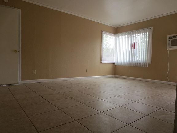 4th image of 1556 W 21st St