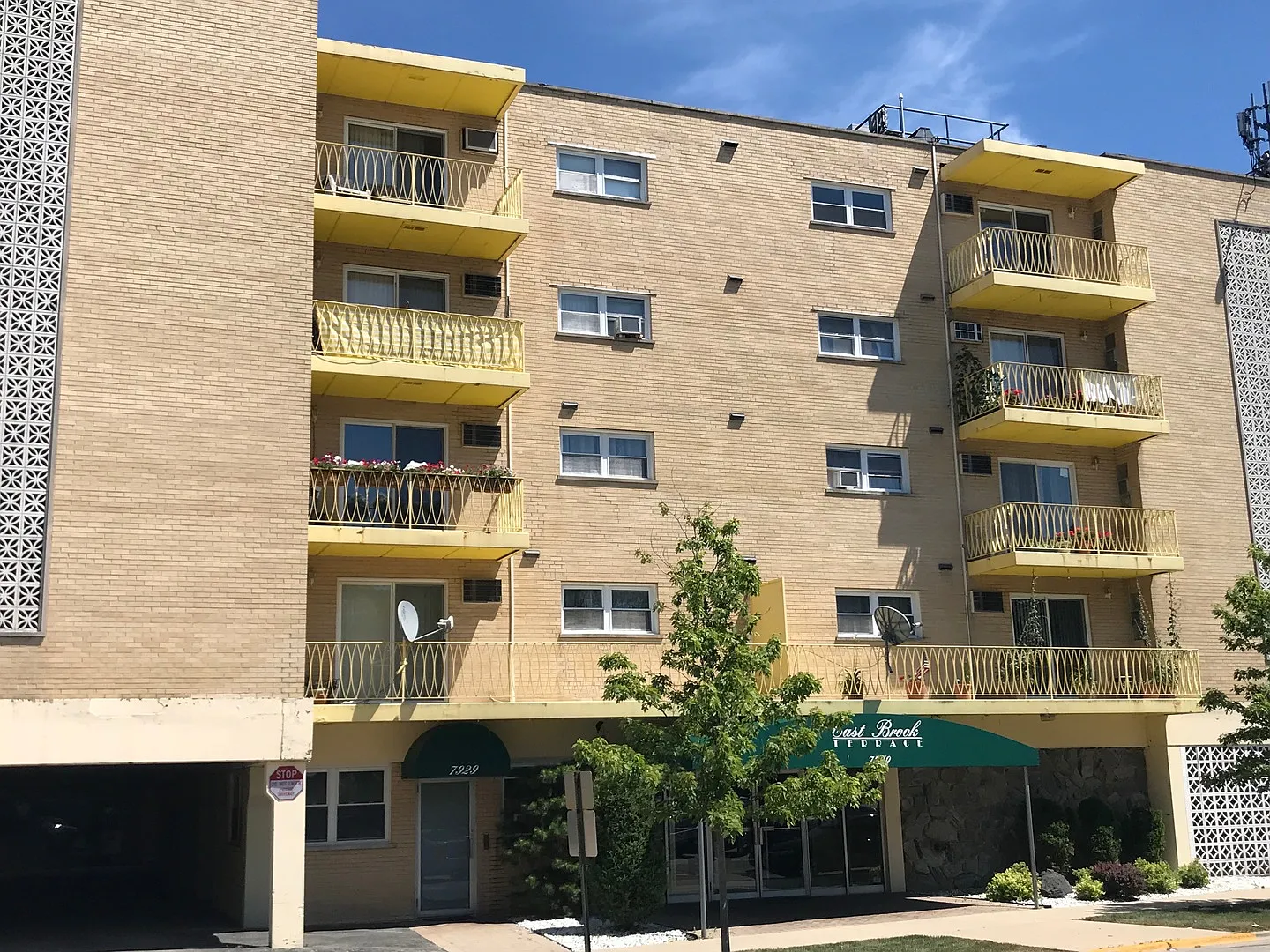 7929 W Grand Ave APT 401 photo 1