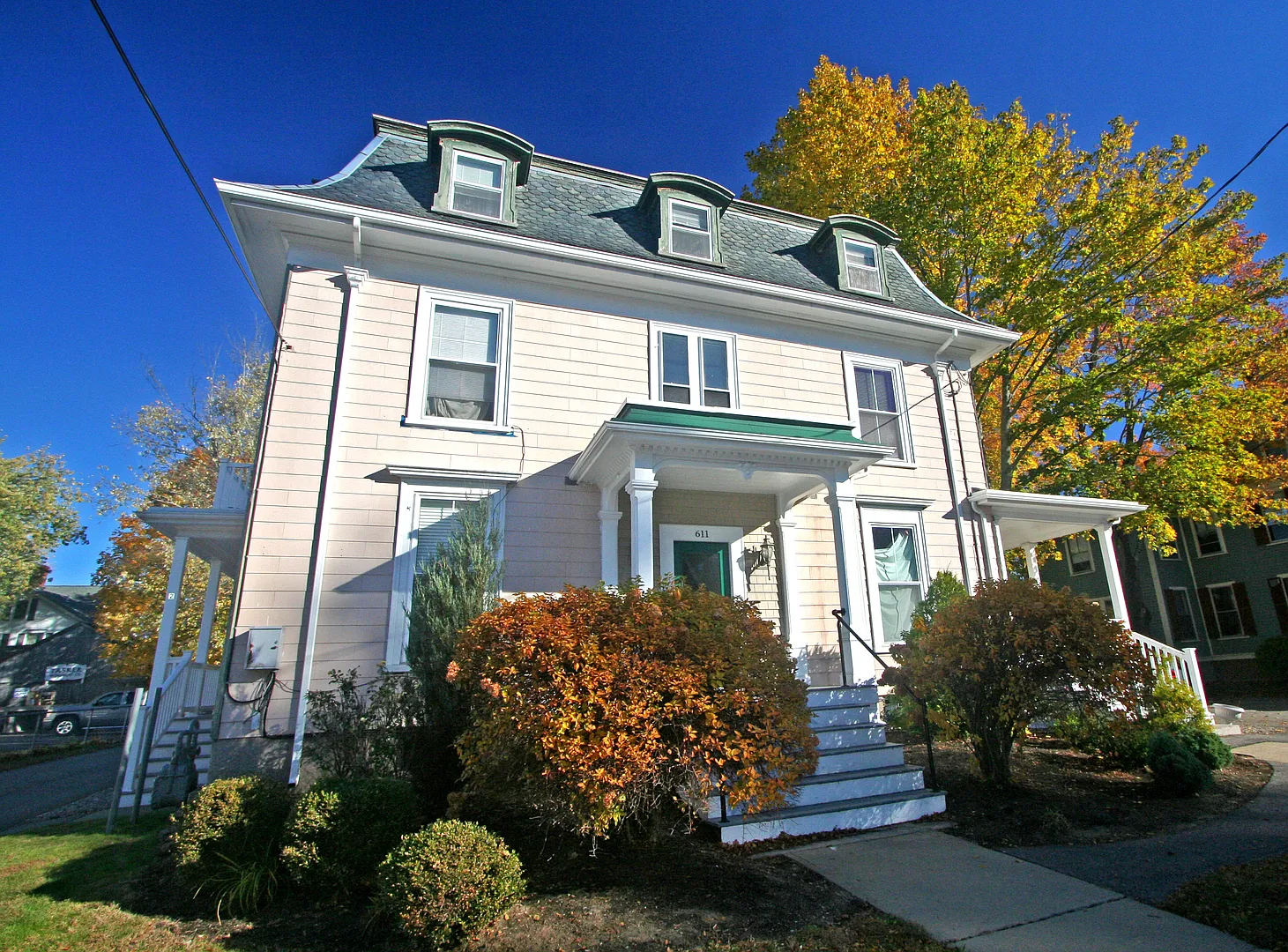611 Central — Photo 2