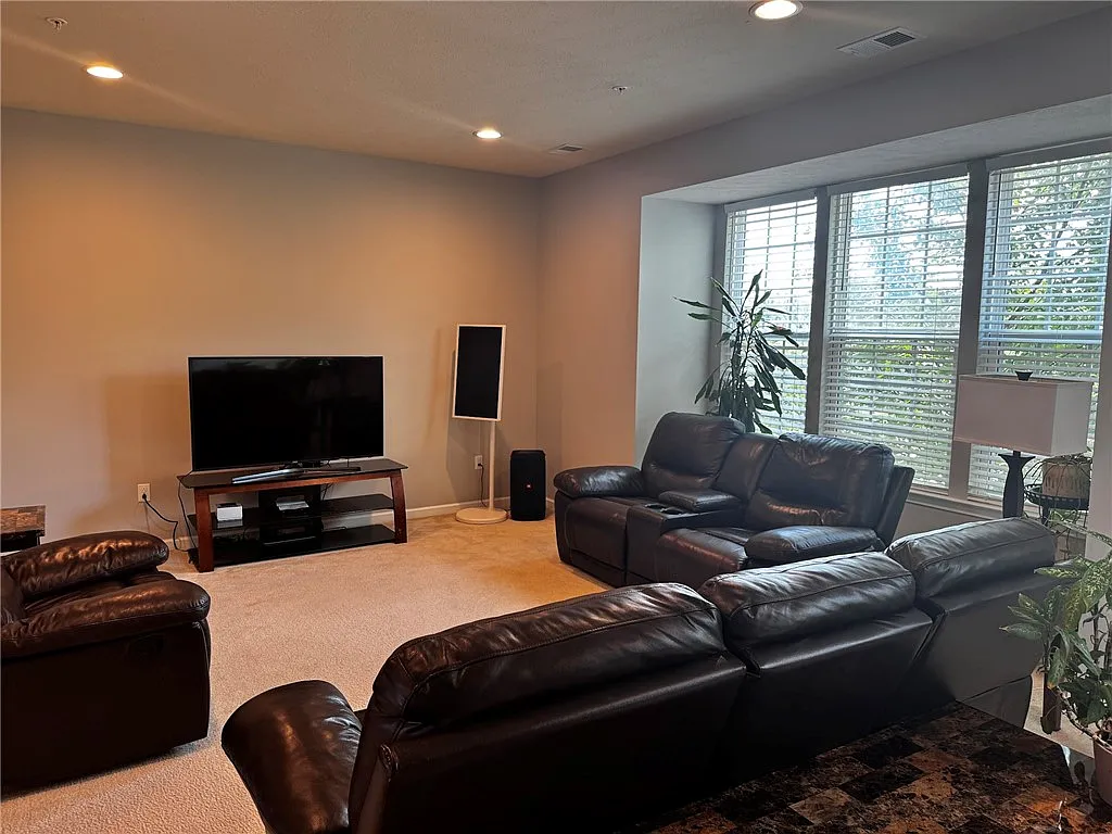 3 bed, 2.5 bath, 2028 sqft, $2,600 — Photo 4